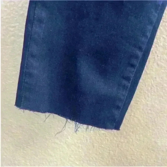 Good American- Raw Edge Hem Skinny Jeans Petite? Size 4/27 EUC! - Picture 4 of 5